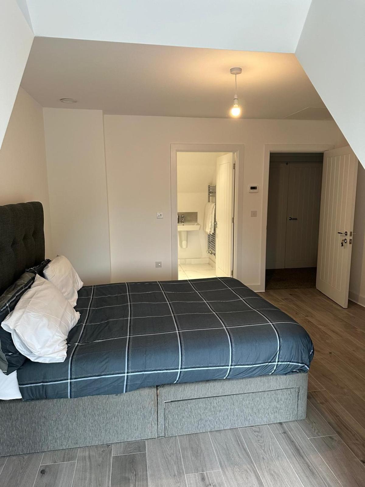 Lush King Ensuite In A Shared Apartamento